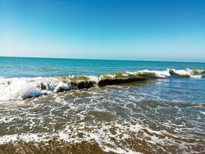 海浪撞在岸上白天
